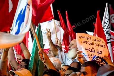 3 août 2013 : Plus de 50 000 manifestants à l'appel du parti islamiste au pouvoir Ennahdha grand rassemblement à la place d ela Kasbah à Tunis en réponse aux rassemblements de l'opposition au Bardo suit à l'assassinat du député de gauche Brahmi et des 8 militaires à Chambi.