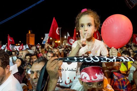 3 août 2013 : Plus de 50 000 manifestants à l'appel du parti islamiste au pouvoir Ennahdha grand rassemblement à la place d ela Kasbah à Tunis en réponse aux rassemblements de l'opposition au Bardo suit à l'assassinat du député de gauche Brahmi et des 8 militaires à Chambi.