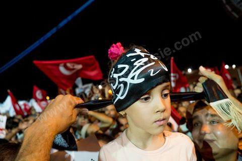 3 août 2013 : Plus de 50 000 manifestants à l'appel du parti islamiste au pouvoir Ennahdha grand rassemblement à la place d ela Kasbah à Tunis en réponse aux rassemblements de l'opposition au Bardo suit à l'assassinat du député de gauche Brahmi et des 8 militaires à Chambi.