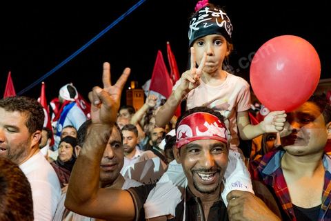 3 août 2013 : Plus de 50 000 manifestants à l'appel du parti islamiste au pouvoir Ennahdha grand rassemblement à la place d ela Kasbah à Tunis en réponse aux rassemblements de l'opposition au Bardo suit à l'assassinat du député de gauche Brahmi et des 8 militaires à Chambi.