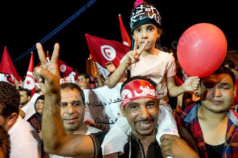 3 août 2013 : Plus de 50 000 manifestants à l'appel du parti islamiste au pouvoir Ennahdha grand rassemblement à la place d ela Kasbah à Tunis en réponse aux rassemblements de l'opposition au Bardo suit à l'assassinat du député de gauche Brahmi et des 8 militaires à Chambi.