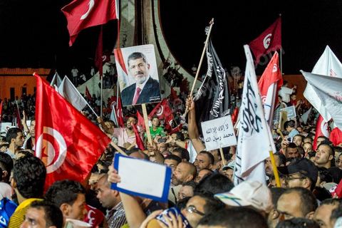 3 août 2013 : le portrait de l'ex président egyptien Morsi. Plus de 50 000 manifestants à l'appel du parti islamiste au pouvoir Ennahdha grand rassemblement à la place d ela Kasbah à Tunis en réponse aux rassemblements de l'opposition au Bardo suit à l'assassinat du député de gauche Brahmi et des 8 militaires à Chambi.