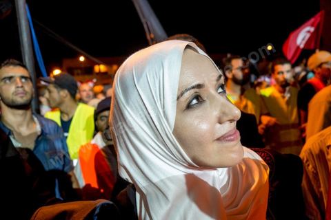 3 août 2013 : Yosra, l'une des trois filles de Rached Ghannouchi au pied du podium. Plus de 50 000 manifestants à l'appel du parti islamiste au pouvoir Ennahdha grand rassemblement à la place d ela Kasbah à Tunis en réponse aux rassemblements de l'opposition au Bardo suit à l'assassinat du député de gauche Brahmi et des 8 militaires à Chambi.