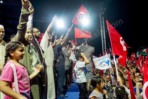 3 août 2013 : les députés Nahdhaouistes. Plus de 50 000 manifestants à l'appel du parti islamiste au pouvoir Ennahdha grand rassemblement à la place d ela Kasbah à Tunis en réponse aux rassemblements de l'opposition au Bardo suit à l'assassinat du député de gauche Brahmi et des 8 militaires à Chambi.