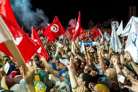 3 août 2013 : Plus de 50 000 manifestants à l'appel du parti islamiste au pouvoir Ennahdha grand rassemblement à la place d ela Kasbah à Tunis en réponse aux rassemblements de l'opposition au Bardo suit à l'assassinat du député de gauche Brahmi et des 8 militaires à Chambi.