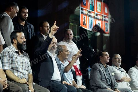 3 août 2013 : Plus de 50 000 manifestants à l'appel du parti islamiste au pouvoir Ennahdha grand rassemblement à la place d ela Kasbah à Tunis en réponse aux rassemblements de l'opposition au Bardo suit à l'assassinat du député de gauche Brahmi et des 8 militaires à Chambi.