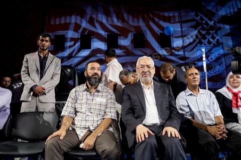 3 août 2013 : Arrivée de Rached Ghannouchi, leader et président du parti Ennahdha. Plus de 50 000 manifestants à l'appel du parti islamiste au pouvoir Ennahdha grand rassemblement à la place d ela Kasbah à Tunis en réponse aux rassemblements de l'opposition au Bardo suit à l'assassinat du député de gauche Brahmi et des 8 militaires à Chambi.