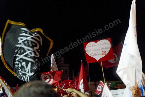 3 août 2013 : Plus de 50 000 manifestants à l'appel du parti islamiste au pouvoir Ennahdha grand rassemblement à la place d ela Kasbah à Tunis en réponse aux rassemblements de l'opposition au Bardo suit à l'assassinat du député de gauche Brahmi et des 8 militaires à Chambi.