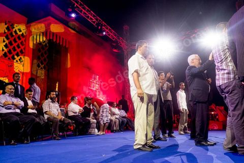 3 août 2013 : discours de Rached Ghannouchi, leader et président du parti Ennahdha. Plus de 50 000 manifestants à l'appel du parti islamiste au pouvoir Ennahdha grand rassemblement à la place d ela Kasbah à Tunis en réponse aux rassemblements de l'opposition au Bardo suit à l'assassinat du député de gauche Brahmi et des 8 militaires à Chambi.