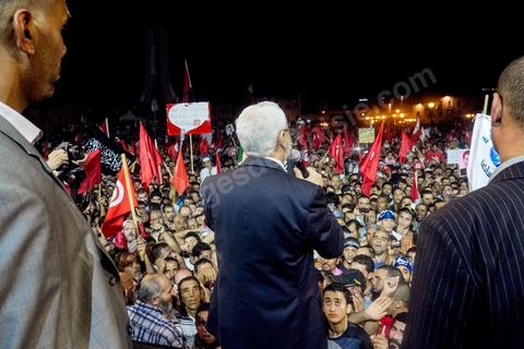 3 août 2013 : discours de Rached Ghannouchi, leader et président du parti Ennahdha. Plus de 50 000 manifestants à l'appel du parti islamiste au pouvoir Ennahdha grand rassemblement à la place d ela Kasbah à Tunis en réponse aux rassemblements de l'opposition au Bardo suit à l'assassinat du député de gauche Brahmi et des 8 militaires à Chambi.