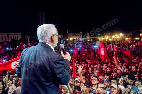 3 août 2013 : discours de Rached Ghannouchi, leader et président du parti Ennahdha. Plus de 50 000 manifestants à l'appel du parti islamiste au pouvoir Ennahdha grand rassemblement à la place d ela Kasbah à Tunis en réponse aux rassemblements de l'opposition au Bardo suit à l'assassinat du député de gauche Brahmi et des 8 militaires à Chambi.