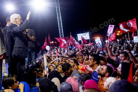 3 août 2013 : Plus de 50 000 manifestants à l'appel du parti islamiste au pouvoir Ennahdha grand rassemblement à la place d ela Kasbah à Tunis en réponse aux rassemblements de l'opposition au Bardo suit à l'assassinat du député de gauche Brahmi et des 8 militaires à Chambi.