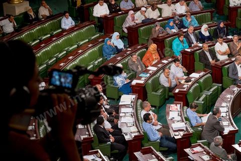 06 août 2013 : première séance de l'Assemblée depuis l'assassinat du député Mohamed Brahmi. La séance plénière débute par un long hommage au martyr avec prières et discours en présence des députés, hormis les 57 en retrait, du Premier Ministre et des ministres de l'Intérieur et de la Défense qui par leurs discours exposeront la situation dans le pays.