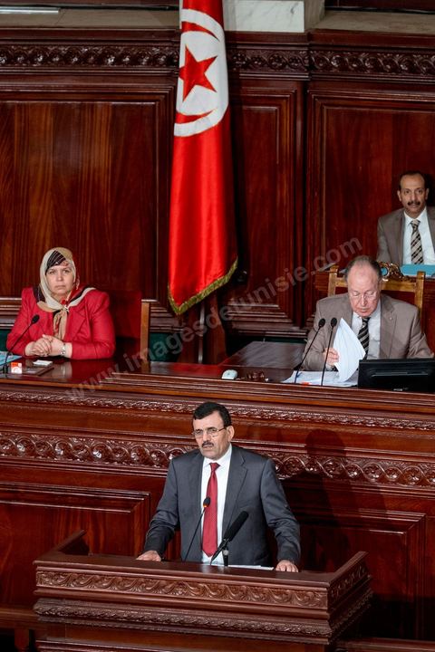 06 août 2013 : discours de Ali Larayedh, Premier Ministre, à la  première séance de l'Assemblée depuis l'assassinat du député Mohamed Brahmi. La séance plénière débute par un long hommage au martyr avec prières et discours en présence des députés, hormis les 57 en retrait, du Premier Ministre et des ministres de l'Intérieur et de la Défense qui par leurs discours exposeront la situation dans le pays.