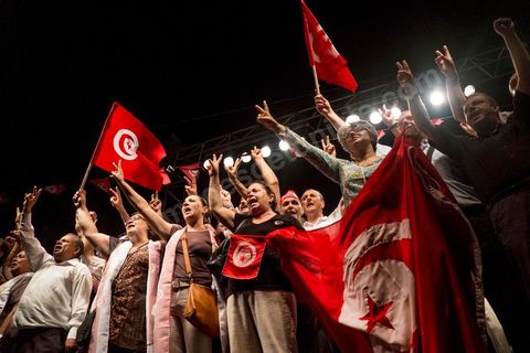 6 août 2013 : les députés en sitin chantent l'hymne antional lors du grand appel pour un rassemblemnt autour des députés en sitin pour une grande soirée en hommage aux martyrs. En cette soirée de la commémoration des 6 mois de l'assasinat de Chokri Belaid, près de 60 000 opposants au régime se réunissent.