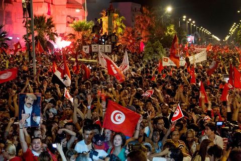 6 août 2013 : grand appel pour un rassemblemnt autour des députés en sitin pour une grande soirée en hommage aux martyrs. En cette soirée de la commémoration des 6 mois de l'assasinat de Chokri Belaid, près de 60 000 opposants au régime se réunissent.