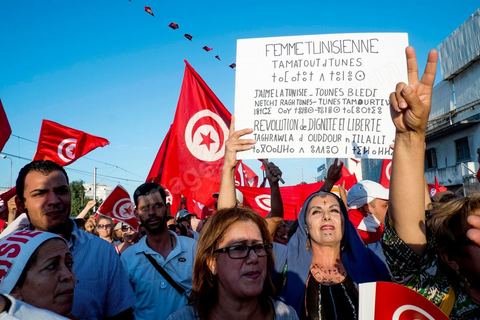 13 août 2013 : à l'appel de l'opposition en sit in au Bardo depuis deux semaines, grande mobilisation pour la fête de la femme au Bardo. Plus de 25000 manifestants venus soutenir l'opposition pour appeler au départ du gouvernement de Ennahdha. A cette occasion le nouveau Front de Salut Nationale annonce une campagne "dégage" à partir de demain contre tous les nommés par Ennahda. Et le 24 août "c'est mobilisation générale pour le début de la semaine du départ".