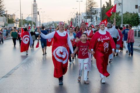 13 août 2013 : à l'appel de l'opposition en sit in au Bardo depuis deux semaines, grande mobilisation pour la fête de la femme au Bardo. Plus de 25000 manifestants venus soutenir l'opposition pour appeler au départ du gouvernement de Ennahdha. A cette occasion le nouveau Front de Salut Nationale annonce une campagne "dégage" à partir de demain contre tous les nommés par Ennahda. Et le 24 août "c'est mobilisation générale pour le début de la semaine du départ".