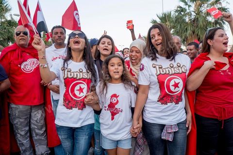 13 août 2013 : à l'appel de l'opposition en sit in au Bardo depuis deux semaines, grande mobilisation pour la fête de la femme au Bardo. Plus de 25000 manifestants venus soutenir l'opposition pour appeler au départ du gouvernement de Ennahdha. A cette occasion le nouveau Front de Salut Nationale annonce une campagne "dégage" à partir de demain contre tous les nommés par Ennahda. Et le 24 août "c'est mobilisation générale pour le début de la semaine du départ".