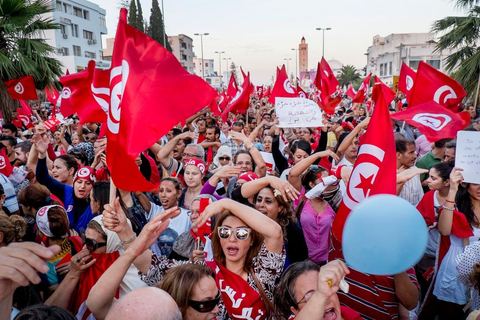 13 août 2013 : à l'appel de l'opposition en sit in au Bardo depuis deux semaines, grande mobilisation pour la fête de la femme au Bardo. Plus de 25000 manifestants venus soutenir l'opposition pour appeler au départ du gouvernement de Ennahdha. A cette occasion le nouveau Front de Salut Nationale annonce une campagne "dégage" à partir de demain contre tous les nommés par Ennahda. Et le 24 août "c'est mobilisation générale pour le début de la semaine du départ".