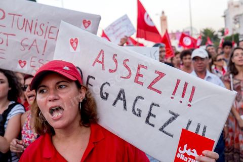 13 août 2013 : à l'appel de l'opposition en sit in au Bardo depuis deux semaines, grande mobilisation pour la fête de la femme au Bardo. Plus de 25000 manifestants venus soutenir l'opposition pour appeler au départ du gouvernement de Ennahdha. A cette occasion le nouveau Front de Salut Nationale annonce une campagne "dégage" à partir de demain contre tous les nommés par Ennahda. Et le 24 août "c'est mobilisation générale pour le début de la semaine du départ".