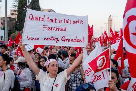 13 août 2013 : à l'appel de l'opposition en sit in au Bardo depuis deux semaines, grande mobilisation pour la fête de la femme au Bardo. Plus de 25000 manifestants venus soutenir l'opposition pour appeler au départ du gouvernement de Ennahdha. A cette occasion le nouveau Front de Salut Nationale annonce une campagne "dégage" à partir de demain contre tous les nommés par Ennahda. Et le 24 août "c'est mobilisation générale pour le début de la semaine du départ".