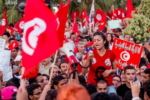 13 août 2013 : à l'appel de l'opposition en sit in au Bardo depuis deux semaines, grande mobilisation pour la fête de la femme au Bardo. Plus de 25000 manifestants venus soutenir l'opposition pour appeler au départ du gouvernement de Ennahdha. A cette occasion le nouveau Front de Salut Nationale annonce une campagne "dégage" à partir de demain contre tous les nommés par Ennahda. Et le 24 août "c'est mobilisation générale pour le début de la semaine du départ".