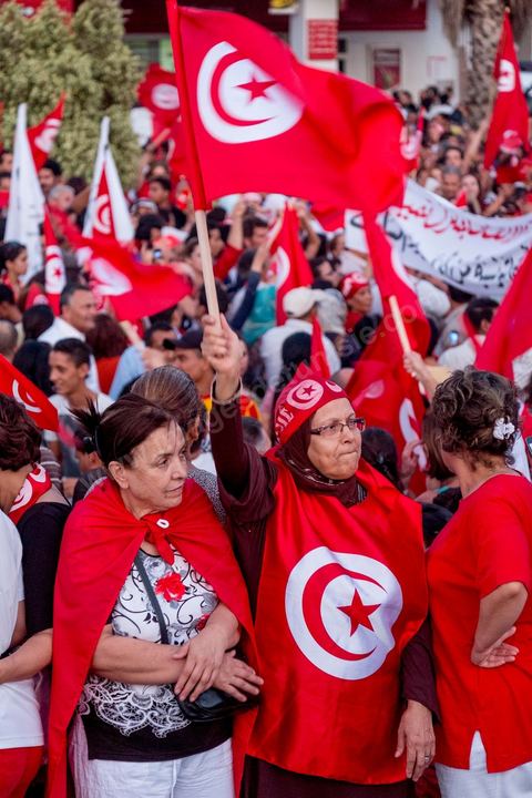 13 août 2013 : à l'appel de l'opposition en sit in au Bardo depuis deux semaines, grande mobilisation pour la fête de la femme au Bardo. Plus de 25000 manifestants venus soutenir l'opposition pour appeler au départ du gouvernement de Ennahdha. A cette occasion le nouveau Front de Salut Nationale annonce une campagne "dégage" à partir de demain contre tous les nommés par Ennahda. Et le 24 août "c'est mobilisation générale pour le début de la semaine du départ".