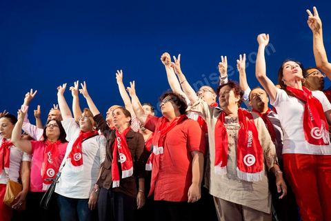 13 août 2013 : les femmes députés en sitin à l'appel de l'opposition en sit in au Bardo depuis deux semaines, grande mobilisation pour la fête de la femme au Bardo. Plus de 25000 manifestants venus soutenir l'opposition pour appeler au départ du gouvernement de Ennahdha. A cette occasion le nouveau Front de Salut Nationale annonce une campagne "dégage" à partir de demain contre tous les nommés par Ennahda. Et le 24 août "c'est mobilisation générale pour le début de la semaine du départ".