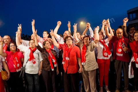 13 août 2013 : à l'appel de l'opposition en sit in au Bardo depuis deux semaines, grande mobilisation pour la fête de la femme au Bardo. Plus de 25000 manifestants venus soutenir l'opposition pour appeler au départ du gouvernement de Ennahdha. A cette occasion le nouveau Front de Salut Nationale annonce une campagne "dégage" à partir de demain contre tous les nommés par Ennahda. Et le 24 août "c'est mobilisation générale pour le début de la semaine du départ".