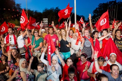 13 août 2013 : à l'appel de l'opposition en sit in au Bardo depuis deux semaines, grande mobilisation pour la fête de la femme au Bardo. Plus de 25000 manifestants venus soutenir l'opposition pour appeler au départ du gouvernement de Ennahdha. A cette occasion le nouveau Front de Salut Nationale annonce une campagne "dégage" à partir de demain contre tous les nommés par Ennahda. Et le 24 août "c'est mobilisation générale pour le début de la semaine du départ".