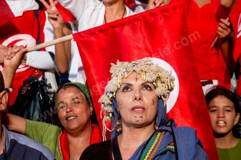 13 août 2013 : à l'appel de l'opposition en sit in au Bardo depuis deux semaines, grande mobilisation pour la fête de la femme au Bardo. Plus de 25000 manifestants venus soutenir l'opposition pour appeler au départ du gouvernement de Ennahdha. A cette occasion le nouveau Front de Salut Nationale annonce une campagne "dégage" à partir de demain contre tous les nommés par Ennahda. Et le 24 août "c'est mobilisation générale pour le début de la semaine du départ".