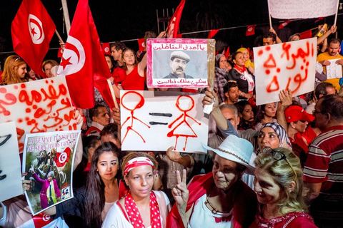 13 août 2013 : à l'appel de l'opposition en sit in au Bardo depuis deux semaines, grande mobilisation pour la fête de la femme au Bardo. Plus de 25000 manifestants venus soutenir l'opposition pour appeler au départ du gouvernement de Ennahdha. A cette occasion le nouveau Front de Salut Nationale annonce une campagne "dégage" à partir de demain contre tous les nommés par Ennahda. Et le 24 août "c'est mobilisation générale pour le début de la semaine du départ".