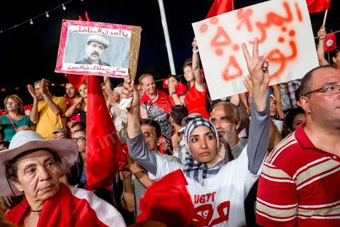 13 août 2013 : à l'appel de l'opposition en sit in au Bardo depuis deux semaines, grande mobilisation pour la fête de la femme au Bardo. Plus de 25000 manifestants venus soutenir l'opposition pour appeler au départ du gouvernement de Ennahdha. A cette occasion le nouveau Front de Salut Nationale annonce une campagne "dégage" à partir de demain contre tous les nommés par Ennahda. Et le 24 août "c'est mobilisation générale pour le début de la semaine du départ".