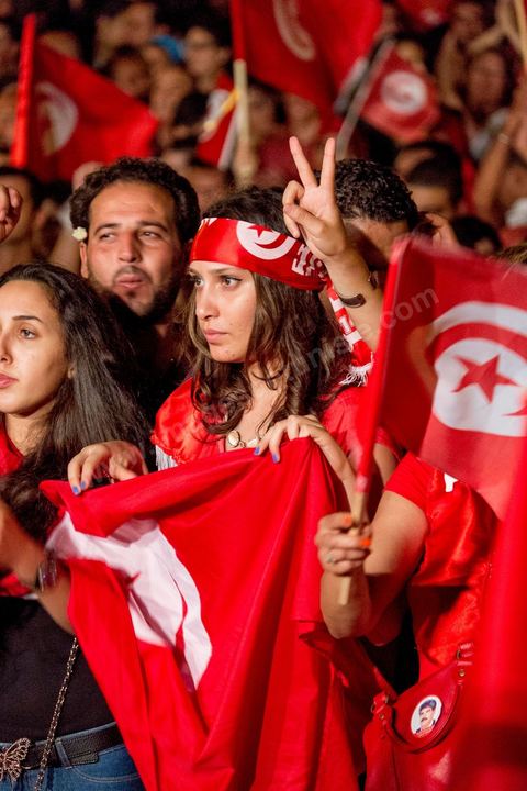 13 août 2013 : à l'appel de l'opposition en sit in au Bardo depuis deux semaines, grande mobilisation pour la fête de la femme au Bardo. Plus de 25000 manifestants venus soutenir l'opposition pour appeler au départ du gouvernement de Ennahdha. A cette occasion le nouveau Front de Salut Nationale annonce une campagne "dégage" à partir de demain contre tous les nommés par Ennahda. Et le 24 août "c'est mobilisation générale pour le début de la semaine du départ".