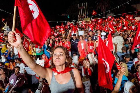 13 août 2013 : à l'appel de l'opposition en sit in au Bardo depuis deux semaines, grande mobilisation pour la fête de la femme au Bardo. Plus de 25000 manifestants venus soutenir l'opposition pour appeler au départ du gouvernement de Ennahdha. A cette occasion le nouveau Front de Salut Nationale annonce une campagne "dégage" à partir de demain contre tous les nommés par Ennahda. Et le 24 août "c'est mobilisation générale pour le début de la semaine du départ".