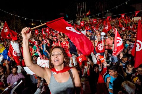 13 août 2013 : à l'appel de l'opposition en sit in au Bardo depuis deux semaines, grande mobilisation pour la fête de la femme au Bardo. Plus de 25000 manifestants venus soutenir l'opposition pour appeler au départ du gouvernement de Ennahdha. A cette occasion le nouveau Front de Salut Nationale annonce une campagne "dégage" à partir de demain contre tous les nommés par Ennahda. Et le 24 août "c'est mobilisation générale pour le début de la semaine du départ".