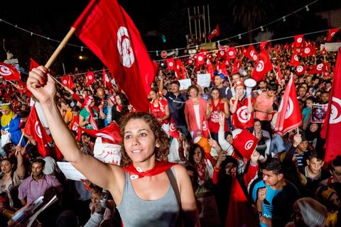 13 août 2013 : à l'appel de l'opposition en sit in au Bardo depuis deux semaines, grande mobilisation pour la fête de la femme au Bardo. Plus de 25000 manifestants venus soutenir l'opposition pour appeler au départ du gouvernement de Ennahdha. A cette occasion le nouveau Front de Salut Nationale annonce une campagne "dégage" à partir de demain contre tous les nommés par Ennahda. Et le 24 août "c'est mobilisation générale pour le début de la semaine du départ".