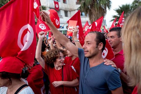 August 24, 2013: Amid the sit-in by members of parliament at the Bardo, the Tunisian opposition—united in a diverse coalition ranging from the far left to the center-right—mobilized nearly 7,000 of its supporters in Tunis to launch its “Week of Departure,” which aims to force, through peaceful demonstrations, the Ennahda-led government to resign following a month-long political stalemate triggered by the assassination of an opposition figure. 