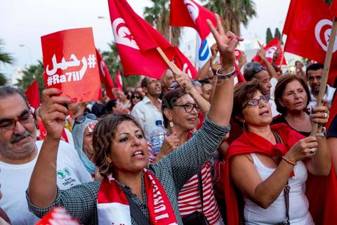August 24, 2013: Amid the sit-in by members of parliament at the Bardo, the Tunisian opposition—united in a diverse coalition ranging from the far left to the center-right—mobilized nearly 7,000 of its supporters in Tunis to launch its “Week of Departure,” which aims to force, through peaceful demonstrations, the Ennahda-led government to resign following a month-long political stalemate triggered by the assassination of an opposition figure. 