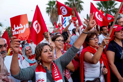 August 24, 2013: Amid the sit-in by members of parliament at the Bardo, the Tunisian opposition—united in a diverse coalition ranging from the far left to the center-right—mobilized nearly 7,000 of its supporters in Tunis to launch its “Week of Departure,” which aims to force, through peaceful demonstrations, the Ennahda-led government to resign following a month-long political stalemate triggered by the assassination of an opposition figure. 