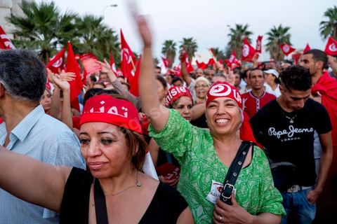 August 24, 2013: Amid the sit-in by members of parliament at the Bardo, the Tunisian opposition—united in a diverse coalition ranging from the far left to the center-right—mobilized nearly 7,000 of its supporters in Tunis to launch its “Week of Departure,” which aims to force, through peaceful demonstrations, the Ennahda-led government to resign following a month-long political stalemate triggered by the assassination of an opposition figure. 