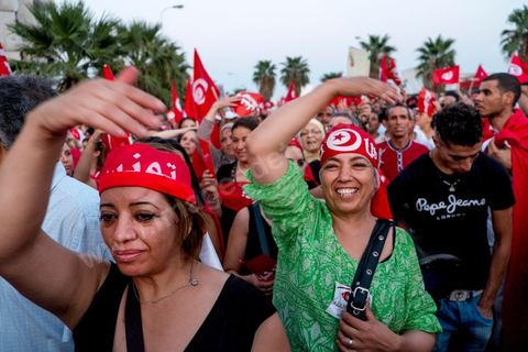 August 24, 2013: Amid the sit-in by members of parliament at the Bardo, the Tunisian opposition—united in a diverse coalition ranging from the far left to the center-right—mobilized nearly 7,000 of its supporters in Tunis to launch its “Week of Departure,” which aims to force, through peaceful demonstrations, the Ennahda-led government to resign following a month-long political stalemate triggered by the assassination of an opposition figure. 