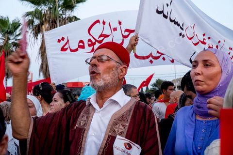 August 24, 2013: Amid the sit-in by members of parliament at the Bardo, the Tunisian opposition—united in a diverse coalition ranging from the far left to the center-right—mobilized nearly 7,000 of its supporters in Tunis to launch its “Week of Departure,” which aims to force, through peaceful demonstrations, the Ennahda-led government to resign following a month-long political stalemate triggered by the assassination of an opposition figure. 