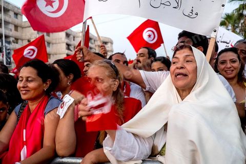 August 24, 2013: Amid the sit-in by members of parliament at the Bardo, the Tunisian opposition—united in a diverse coalition ranging from the far left to the center-right—mobilized nearly 7,000 of its supporters in Tunis to launch its “Week of Departure,” which aims to force, through peaceful demonstrations, the Ennahda-led government to resign following a month-long political stalemate triggered by the assassination of an opposition figure. 