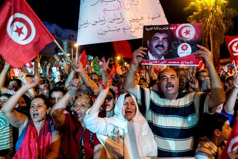 August 24, 2013: Amid the sit-in by members of parliament at the Bardo, the Tunisian opposition—united in a diverse coalition ranging from the far left to the center-right—mobilized nearly 7,000 of its supporters in Tunis to launch its “Week of Departure,” which aims to force, through peaceful demonstrations, the Ennahda-led government to resign following a month-long political stalemate triggered by the assassination of an opposition figure. 