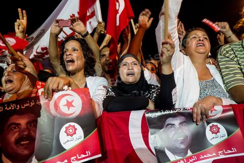 August 24, 2013: Amid the sit-in by members of parliament at the Bardo, the Tunisian opposition—united in a diverse coalition ranging from the far left to the center-right—mobilized nearly 7,000 of its supporters in Tunis to launch its “Week of Departure,” which aims to force, through peaceful demonstrations, the Ennahda-led government to resign following a month-long political stalemate triggered by the assassination of an opposition figure. 