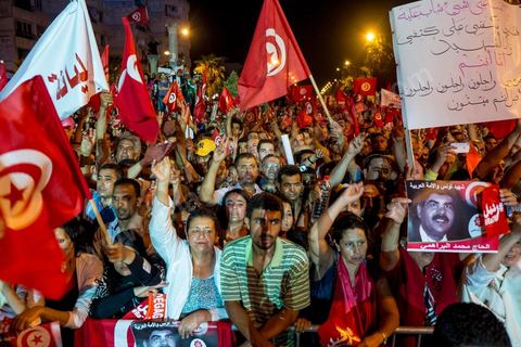 August 24, 2013: Amid the sit-in by members of parliament at the Bardo, the Tunisian opposition—united in a diverse coalition ranging from the far left to the center-right—mobilized nearly 7,000 of its supporters in Tunis to launch its “Week of Departure,” which aims to force, through peaceful demonstrations, the Ennahda-led government to resign following a month-long political stalemate triggered by the assassination of an opposition figure. 
