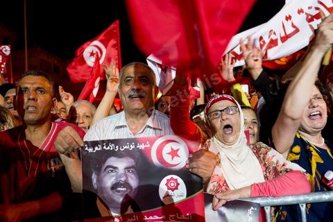 August 24, 2013: Amid the sit-in by members of parliament at the Bardo, the Tunisian opposition—united in a diverse coalition ranging from the far left to the center-right—mobilized nearly 7,000 of its supporters in Tunis to launch its “Week of Departure,” which aims to force, through peaceful demonstrations, the Ennahda-led government to resign following a month-long political stalemate triggered by the assassination of an opposition figure. 