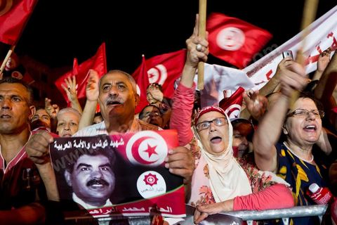 August 24, 2013: Amid the sit-in by members of parliament at the Bardo, the Tunisian opposition—united in a diverse coalition ranging from the far left to the center-right—mobilized nearly 7,000 of its supporters in Tunis to launch its “Week of Departure,” which aims to force, through peaceful demonstrations, the Ennahda-led government to resign following a month-long political stalemate triggered by the assassination of an opposition figure. 